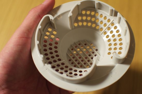 お風呂の排水口掃除が手を汚さず簡単になる便利グッズ「髪の毛くるくるポイ」がイイ