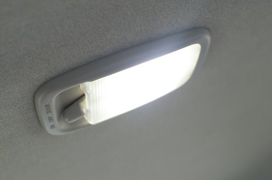 カー用品 暗い車内を明るくする為に、高輝度LEDルームランプを買ってみた