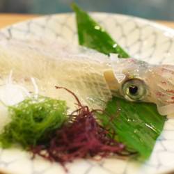 新鮮過ぎるイカの活造り目の前の「いけす」から捌く活魚料理「河太郎」